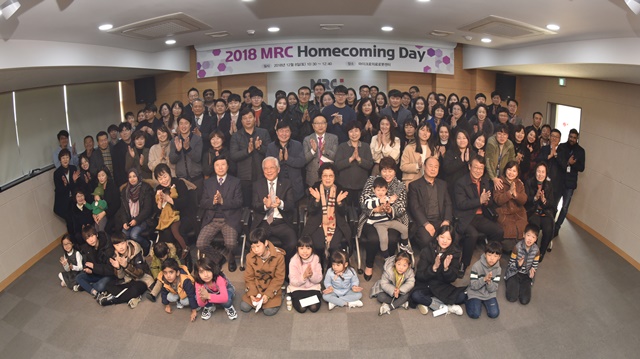'MRC 홈커밍데이'에 참석한 연구원 가족들의 단체사진. <사진=마이크로의료로봇센터 제공>