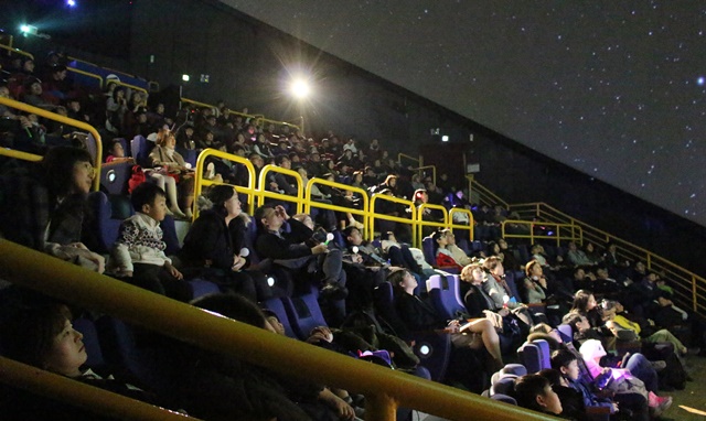 과학자의 10분 강연 '슬램D'가 15일 국립중앙과학관 천체관에서 '2018 슬램D 왕중왕전'을 개최했다. 이날 행사에는 200여 명의 청중들이 참석했다. <사진=김인한 기자>