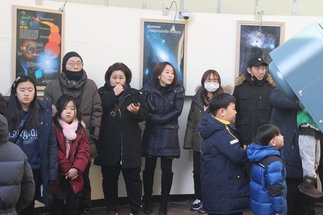 대전 시민들이 부분일식을 관측하기위해 천문관측관에서 순서를 기다리고 있다.<사진 = 홍성택 수습기자>