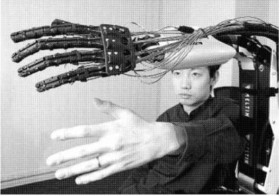 가스야 마사히로 CEO의 팔 움직임을 로봇팔이 그대로 재현한다.<사진=일본경제신문>