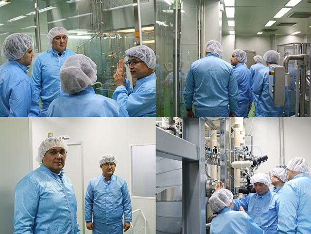 아지즈 압둘라예프 우즈베키스탄 제약산업발전기구 회장 일행이 대전바이오벤처타운의 GMP 공장을 둘러보고 있다.<사진=강민구 기자>