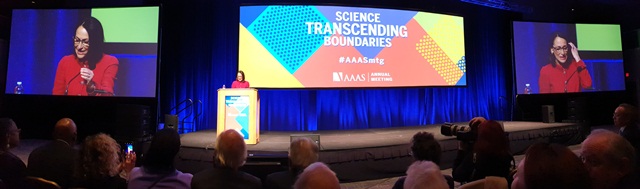 첫날 본회의에서 AAAS 마가렛 햄버그 회장이 '경계를 넘어선 과학'이란 주제로 강연하고 있다.<사진=이석봉 기자>