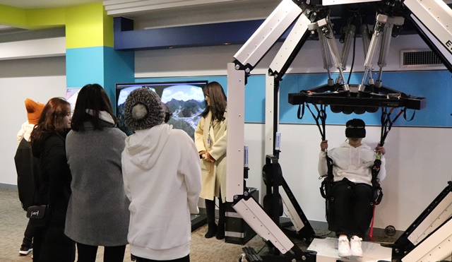 '신짜오 한국' 퀴즈 쇼에서 1~4등을 차지한 입상자가 ETRI(한국전자통신연구원)를 방문했다. <사진=김인한 기자> 