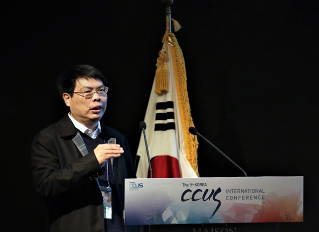 제9회 CCUS 국제컨퍼런스에 참석한 중국의 왕 시아홍(Wang Xianhong) 장춘 화학연구소 총괄책임 박사(사진)는 20년 넘게 이어진 연구 성과를 소개했다. 그의 발표에 한국연구자들 사이에 안타까움과 부러움이 교차하는 분위기가 이어졌다.<사진=대덕넷>