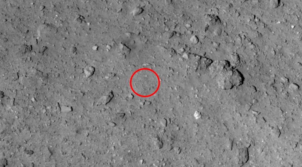 일본의 우주탐사선 하야부사 2호가 반경 3m 폭을 노려 소행성 류구에 착륙, 암석을 채취하고 몇 초 후 떠났다. <사진=JAXA 제공>