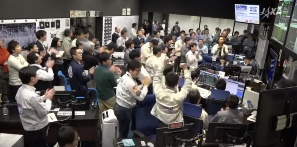 일본의 우주탐사선 '하야부사 2호'가 22일 오전 7시 29분 소행성 '류구' 지표면에 착륙한 소식을 듣자 일본우주항공연구개발기구(JAXA) 관계자들이 환호하고 있다. <사진=JAXA 유튜브 갈무리>