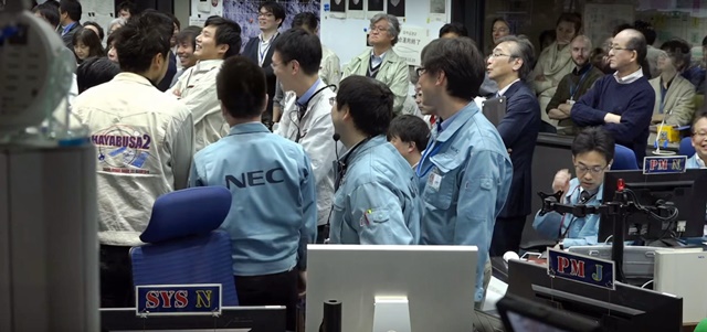 NEC 직원을 비롯해 하야부사 2호 관계자들이 탐사 상황을 지켜보고 있다.<사진=유튜브 중계>