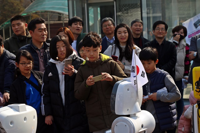 로봇이 '3·1운동 축하 메시지'를 전하고 있다.<사진=강민구 기자>