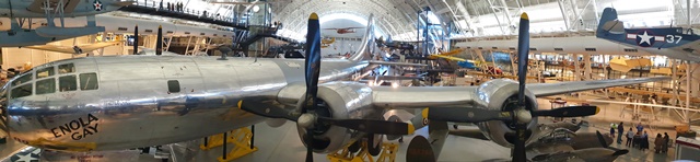 스미소니안 박물관 별관인 스트븐 우드바-헤이지 센터에 전시돼 있는 2차 대전 원폭 투하기인 B-29 에놀라 게이.<사진=이석봉 기자>