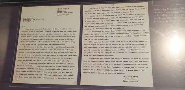 아인슈타인 박사가 루즈벨트 대통령에게 원자탄 개발의 필요성을 설명한 편지 사본. 미국 에너지 성 1층 전시장 입구에 전시돼 있다.에너지와 국방, 과학의 관계를 상징적으로 보여주는 듯 하다.<사진=이석봉 기자>
