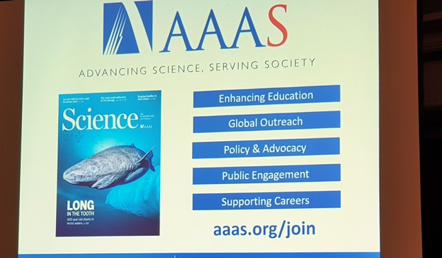 과학을 전진시키고, 사회에 기여한다는 AAAS는 구호가 쓰인 슬라이드. AAAS는 Science 잡지를 발간하고 있으며, 과학 교육과 국제 교류, 과학정책, 공공 협력, 과학자 경력 지원 등의 다양한 일을 한다.<사진=이석봉 기자> 