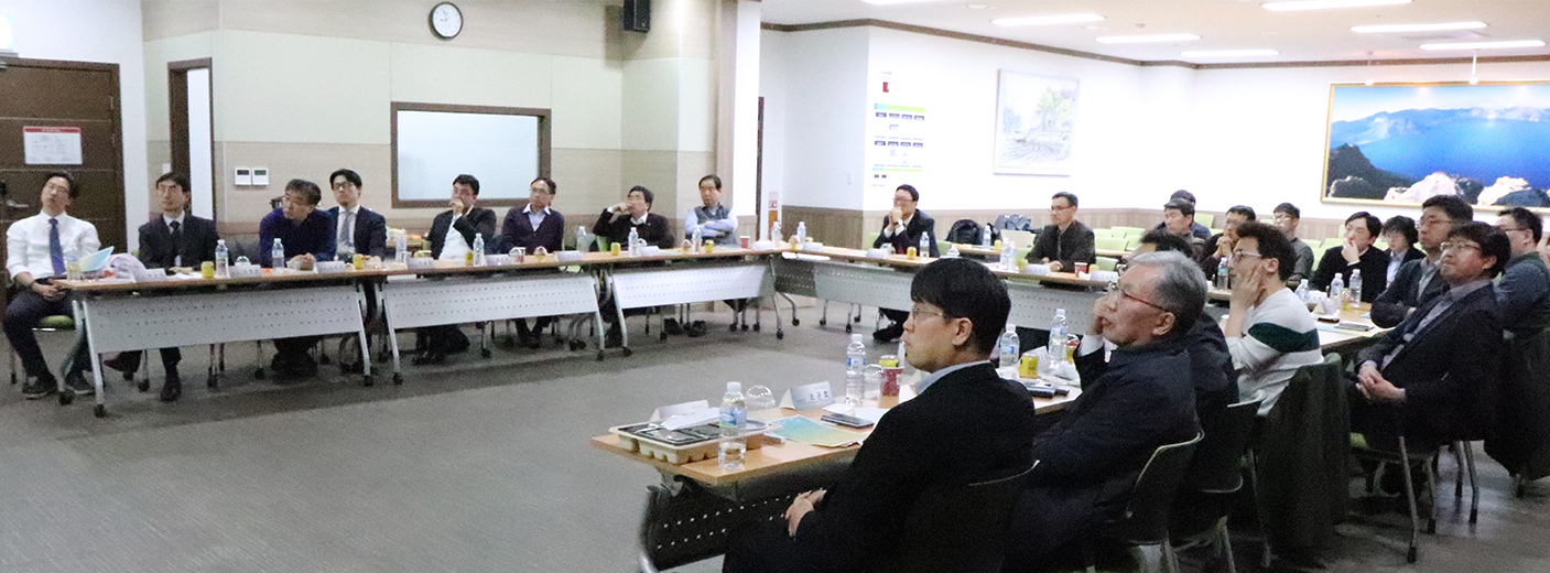 25일 대전웰니스병원에서 개최된 '글로벌 바이오메디컬포럼'에 20여 명이 참석했다. <사진=김인한 기자>