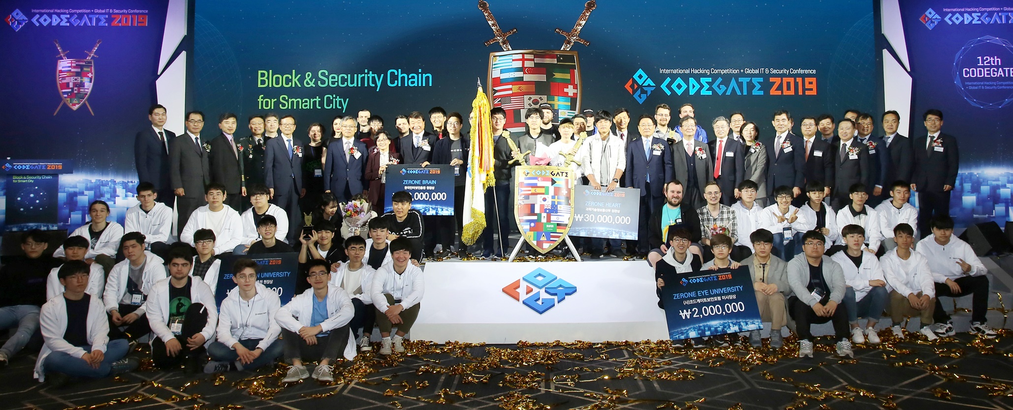 27일 오후 서울 코엑스 그랜드볼룸에서 '코드게이트 2019 국제해킹방어대회' 수상자들이 단체사진을 촬영하고 있다. <사진=과학기술정보통신부>