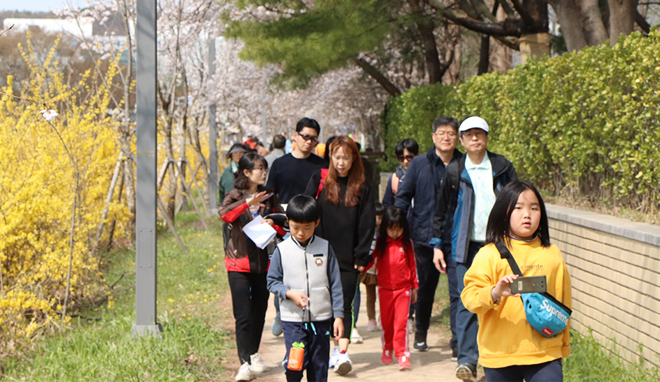 참가자들이 한국지질자원연구원 길을 따라 걷고 있다. <사진=김인한 기자>