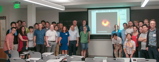 한국인 연구자들은 블랙홀 전파신호를 영상화하는 작업에 여러 기여를 했다. 사진은 EHT에서 전파신호를 영상화하는 팀의 모습. <사진=조일제 연구원 제공>