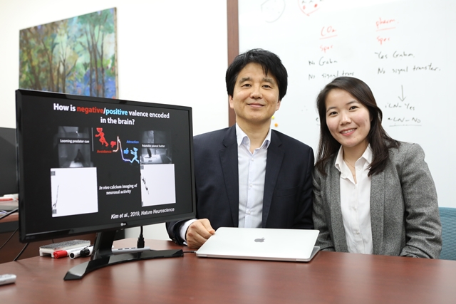 좌측부터 서성배 생명과학과 교수와 김진은 연구원(박사 과정)의 모습. <사진=KAIST 제공>