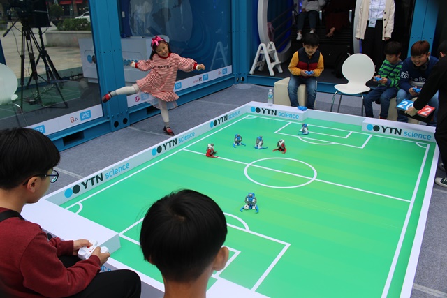 YTN에서 과학부스를 마련, 아이들이 로봇축구경기를 진행하고 있다. <사진 = 홍성택 기자>