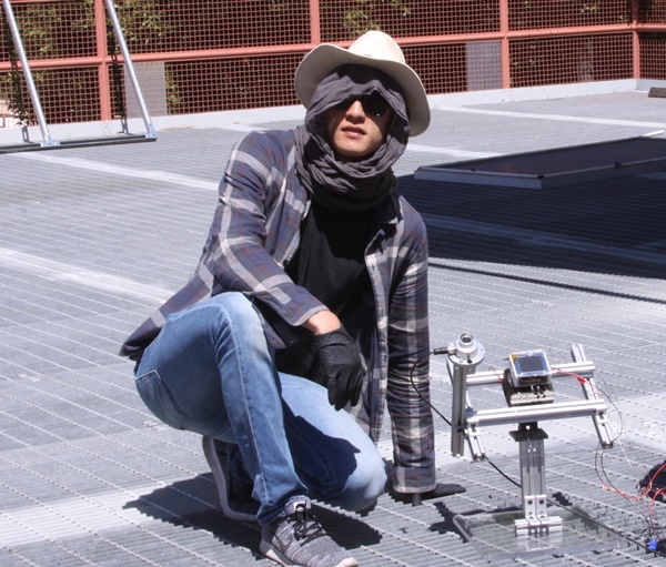 김현호 KIST 연구원이 사막 등 건조한 기후에서 수분을 모을 수 있는 실험을 시연하고 있다.<사진=KIST 제공>