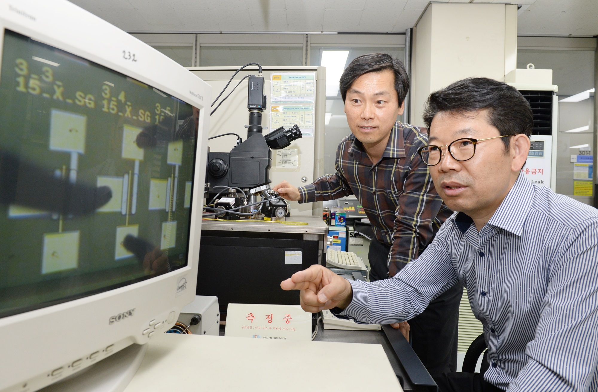 장우진 박사(왼쪽)와 문재경 박사가 산화갈륨 전력반도체 모스펫(MOSFET)을 측정하고 있다. <사진=ETRI 제공>