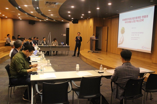 박구선 오송첨단의료산업진흥재단 이사장이 한국 바이오헬스 산업계의 글로벌 시장 진출방향에 대해 설명하고 있다. <사진 = 홍성택 기자>