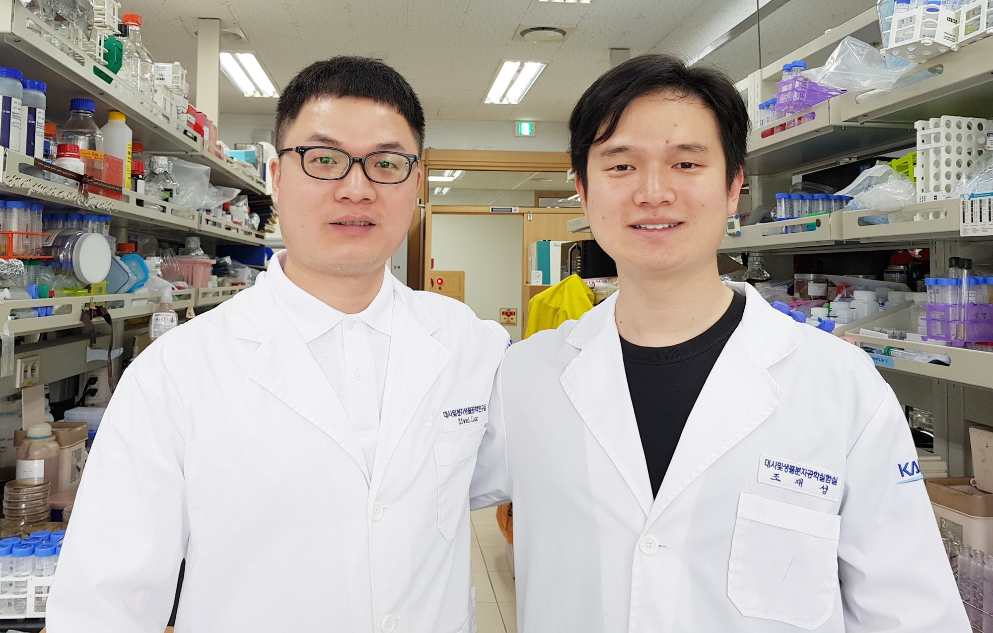 제1저자 루오 쯔 웨(Zi Wei Luo) 박사후연구원(왼쪽)과 조재성 박사과정생. <사진=KAIST 제공>