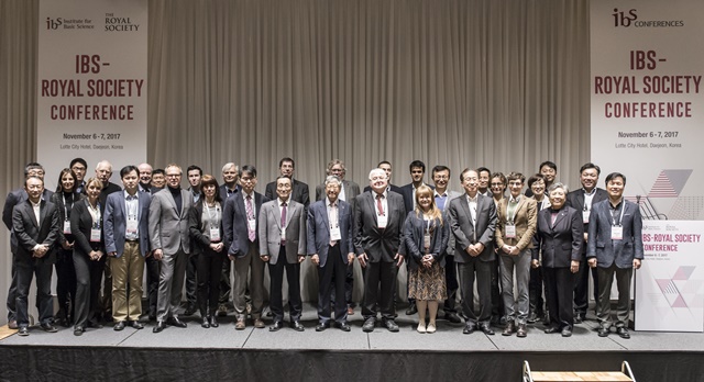 지난 '제3회 한영 리서치 콘퍼런스' 참석자들의 단체 사진.<사진=IBS 제공>