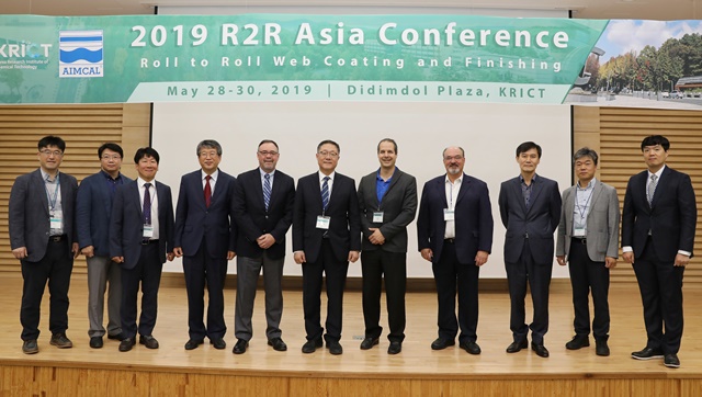 '2019 롤투롤 아시아 콘퍼런스' 참석자들의 단체 사진.<사진=한국화학연구원 제공>