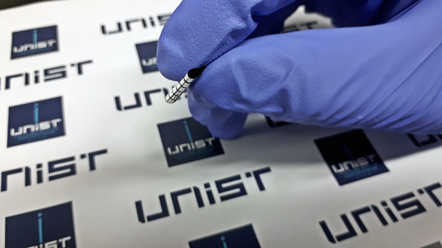UNIST는 페로브스카이트의 정확한 물리적 특성 분석과 유연성을 극대화한 투명 전극 디자인으로 접히는 수준의 페로브스카이트 태양전지 개발에 성공했다.<사진= UNIST>
