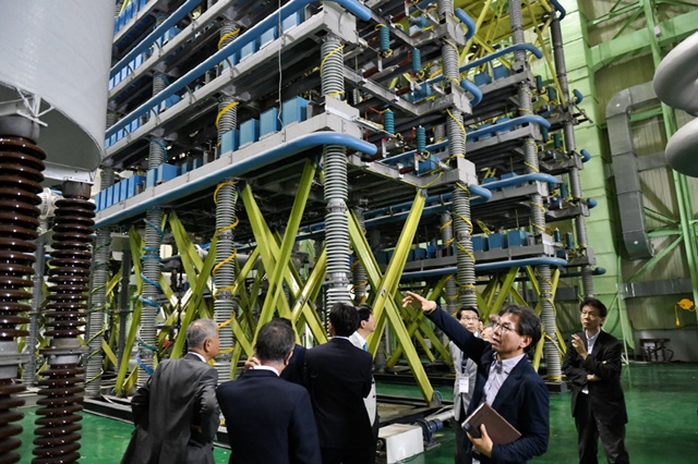 한국전기연구원을 방문한 일본 전력중앙연구소와 대학, 기업 관계자들이 시설을 둘러보고 있다.<사진= 한국전기연구원>