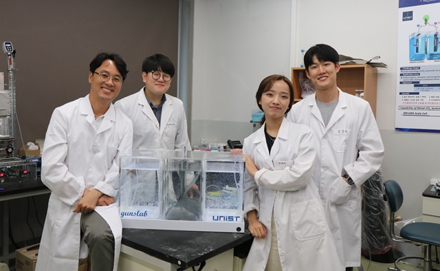 김건태 UNIST 화학공학부 교수팀이 개발한 '수계 금속-이산화탄소 시스템'은 CO₂를 물에 녹여 제거하면서 동시에 전기와 수소를 만들어낸다. <사진=박은희 기자>