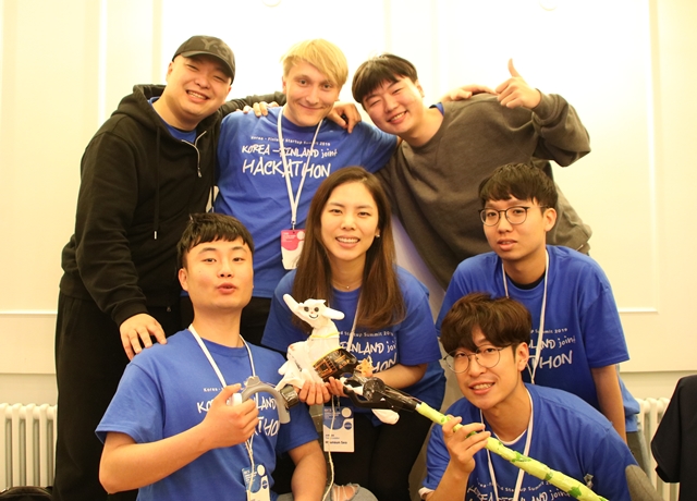 '한국-핀란드 해커톤' 대회에서 우승을 차지한 '주블리 팀'. 주블리 팀은 커피찌거기를 재활용하는 건강관리 기기를 선보였다. <사진=중소벤처기업부 제공>