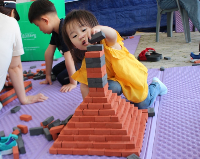 한 어린이가 4D블럭을 활용한 건축물 만들기 체험을 하고 있다. <사진=정민아 수습 기자>