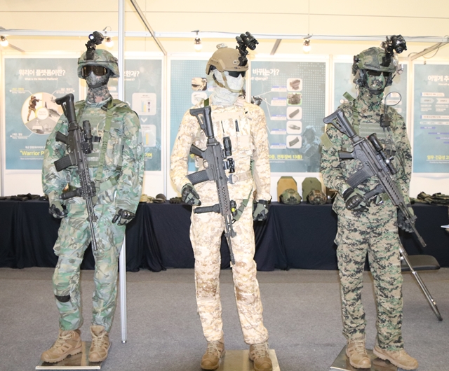 대한민국 육군 부스에 전투복과 군용장비를 갖춘 마네킹이 놓여있다. <사진=정민아 수습 기자>