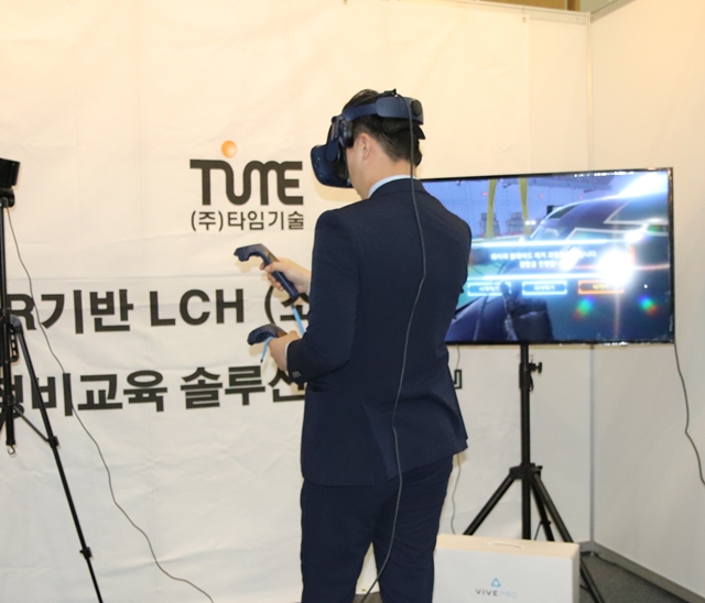 군수지원 기업인 타임기술 부스에서 VR과 AR을 이용한 군사훈련 프로그램을 체험하는 관람객. <사진=정민아 수습 기자>