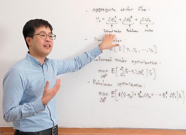 최진혁 UNIST 자연과학부 교수가 주식시장의 거래패턴을 수학적 모델로 설명했다.<사진=UNIST 제공>