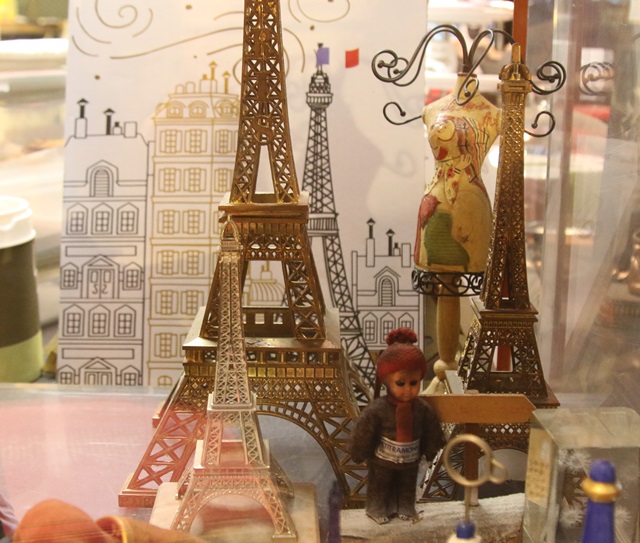 에펠탑을 비롯한 프랑스 장식품들이 놓여있다. <사진=정민아 수습 기자>
