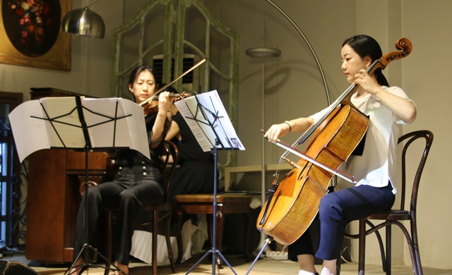 앙상블 소노르가 영화 '시네마 천국'의 OST '시네마 파라디소'를 연주하고 있다. <사진=정민아 수습 기자>
