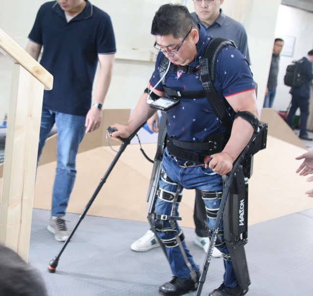 김병욱 선수가 로봇을 착용하고 시연을 보이고 있다. <사진=정민아 수습 기자>