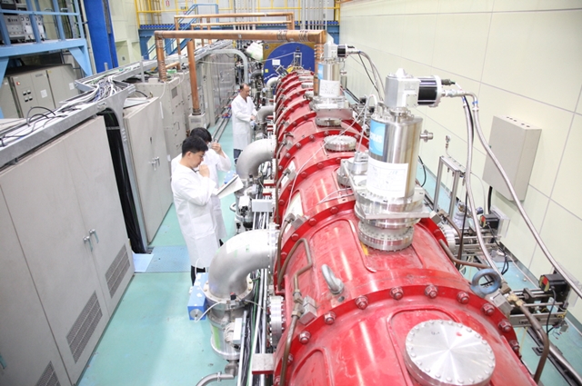 원자력연 종합엔지니어링 동 1층 운영실에서 국내 최초로 구축된 중이온빔 가속기 KAHIF의 장치 상태를 점검 중이다. <사진=한국원자력연구원 제공>