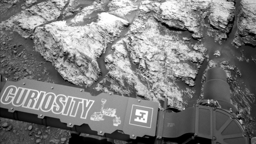 큐리오시티가 지난 18일 보낸 화성 탐사구역 'Teal' 능선 일부와 본체. <사진=NASA/JPL-Caltech>