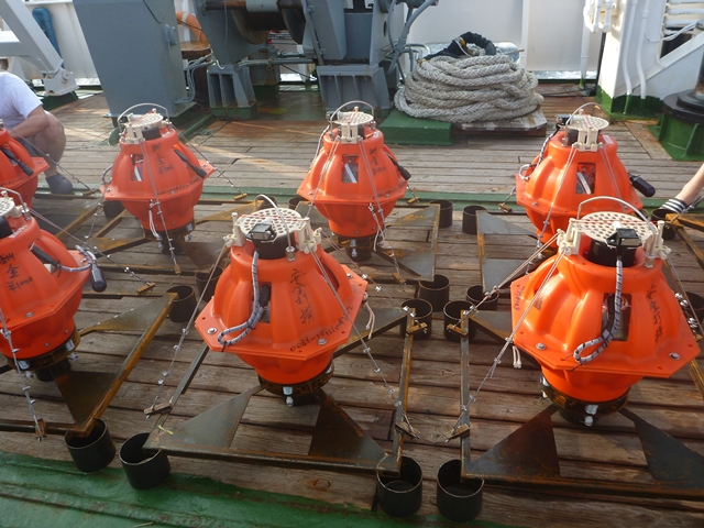 해양과기원의 연구선 이어도호 갑판에서 준비한 해저면 지진계 <사진=한국해양과학기술원 제공>