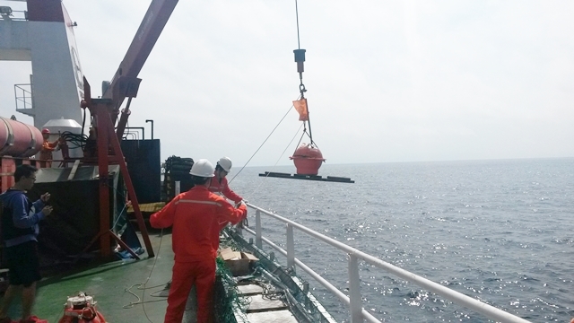 2016년 6월 중국과학원이 사용한 조사선에서 해저면 지진계를 내리는 장면 <사진=한국해양과학기술원>