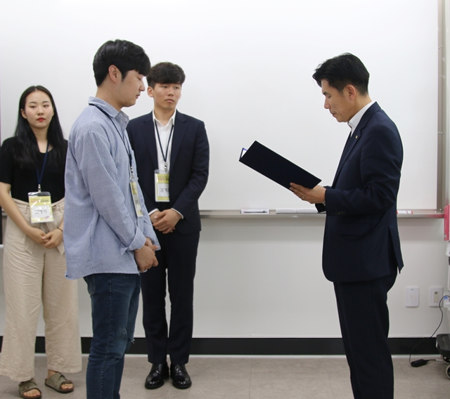 최병욱 총장이 프로젝트에 참가한 학생들에게 수료증을 건네고 있다. <사진=정민아 수습 기자>