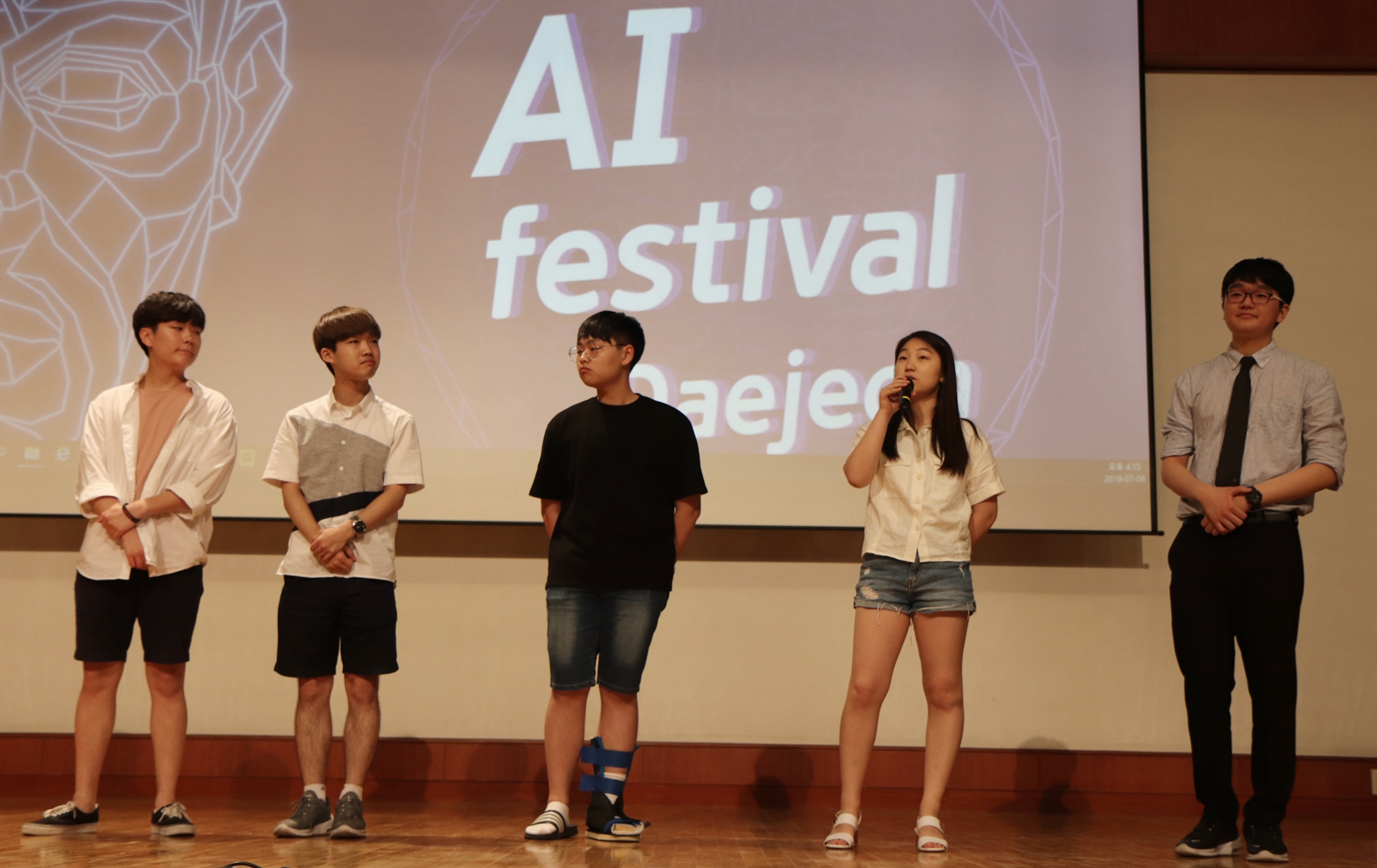 'Young AI Scientist' 세션에서 학생들이 각자 공부해온 AI를 발표했다. 왼쪽부터 정선우, 지영채, 김윤기, 이채영, 강태원 학생. <사진=김인한 기자>