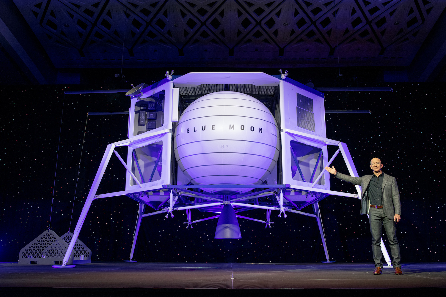 2000년 블루 오리진(BLUE ORIGIN)을 창업한 제프 베이조스가 지난 5월 9일 달 착륙선인 '블루문' 모형을 공개했다. <사진=BLUE ORIGIN>