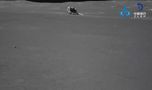 중국 달 착륙선 창허4호에의해 달에 보내진 달 탐사 로봇 '옥토끼 2호'. 중국은 옥토끼 2호가 보낸 데이터량은 1.2G로 531개의 데이터 파일이라고 밝혔다.<사진= 중국국가항천국>
