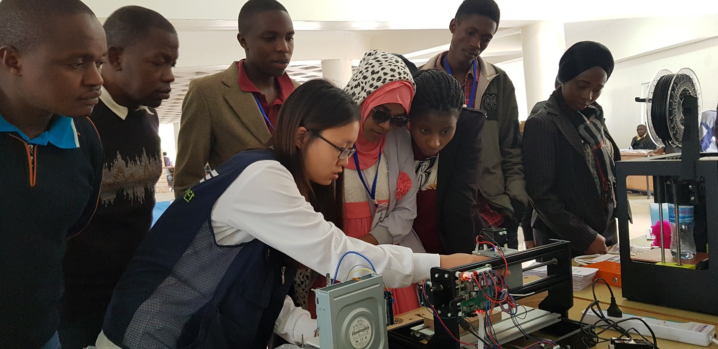 아프리카 학생들은 ICT 교육에 큰 관심을 보였다. 5년 동안 교육봉사를 해 온 에티오피아에선 이미 입소문을 타 교육 정원 300명을 뽑는데 1000명이 넘게 지원하기도 했다. <사진=KAIST GLC 제공>