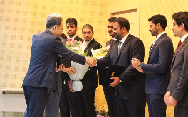 이진호 KINS 부원장이 사우디 교육생들에게 꽃을 전달해주고 있다. <사진 = 홍성택 기자>