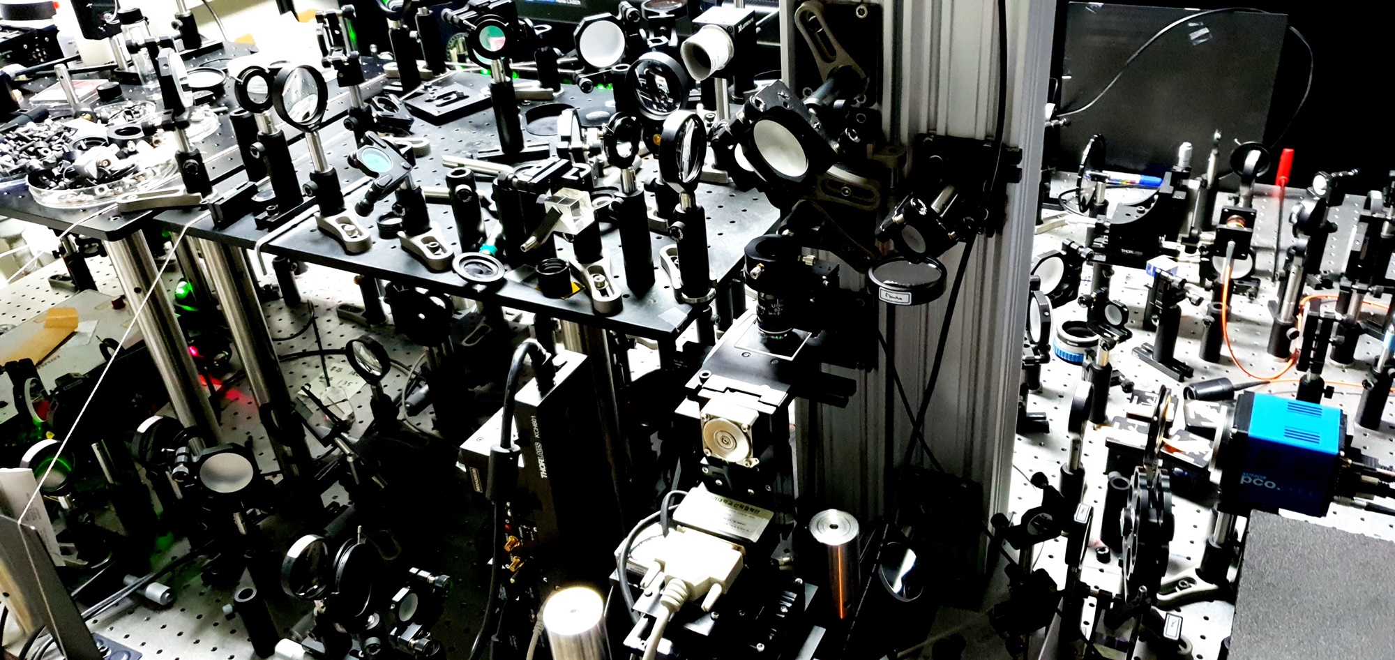 IBS 분자 분광학 및 동력학 연구단 연구진이 개발한 초고속 홀로그램 현미경. 기존보다 영상획득 속도를 수십 배 높여 살아있는 생물체의 신경망까지도 관찰할 수 있다. <사진=IBS 제공>