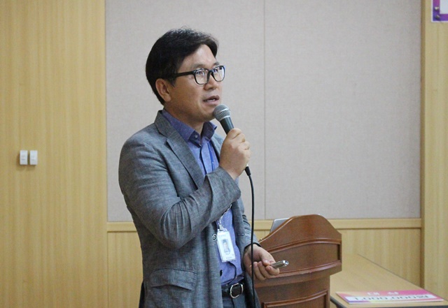 박필우 팀장이 발표로 나서 트램 사업 추진현황을 설명했다. <사진 = 홍성택 기자>